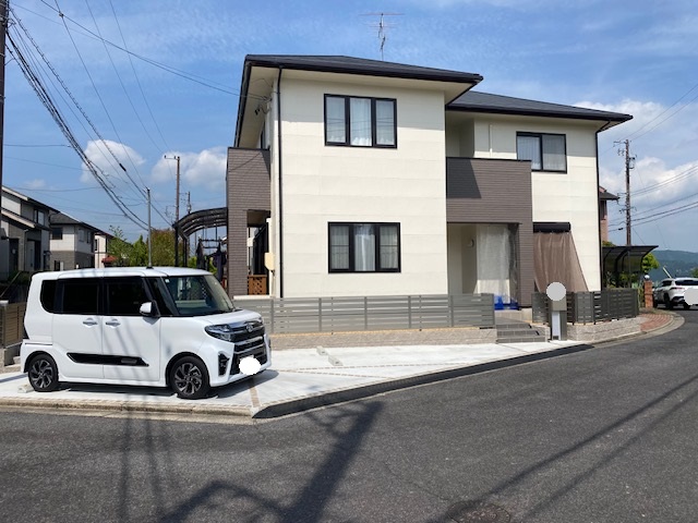 I様邸 駐車場拡張・お庭の雑草対策・砂利石敷工事施工後（宇陀市）— 拡張された駐車スペースと整備された家まわり